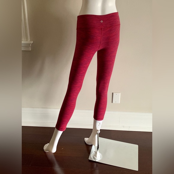 NWOT lululemon Mid-Rise Cropped Leggings in Patterned Pink - Picture 2 of 6